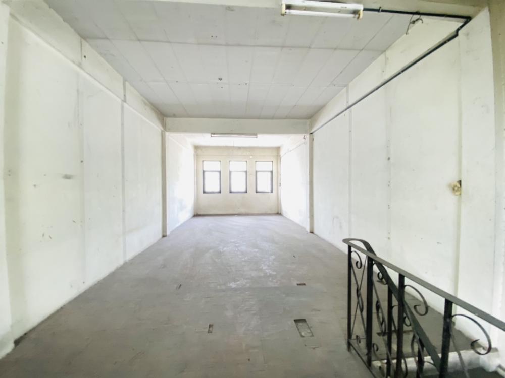 For SaleShophousePathum Thani,Rangsit, Thammasat : 🎉For sale Chatchawan Place commercial building, 3 and a half floors with a roof deck next to the road, with 2-3 parking spaces in front of the house.