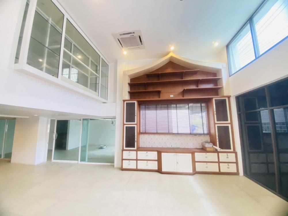 For SaleHome OfficePattanakan, Srinakarin : 🎉 Home office for sale, Laddawan Srinakarin, suitable for opening a business, 3 and a half floors, next to BTS Sri Bearing, yellow line.