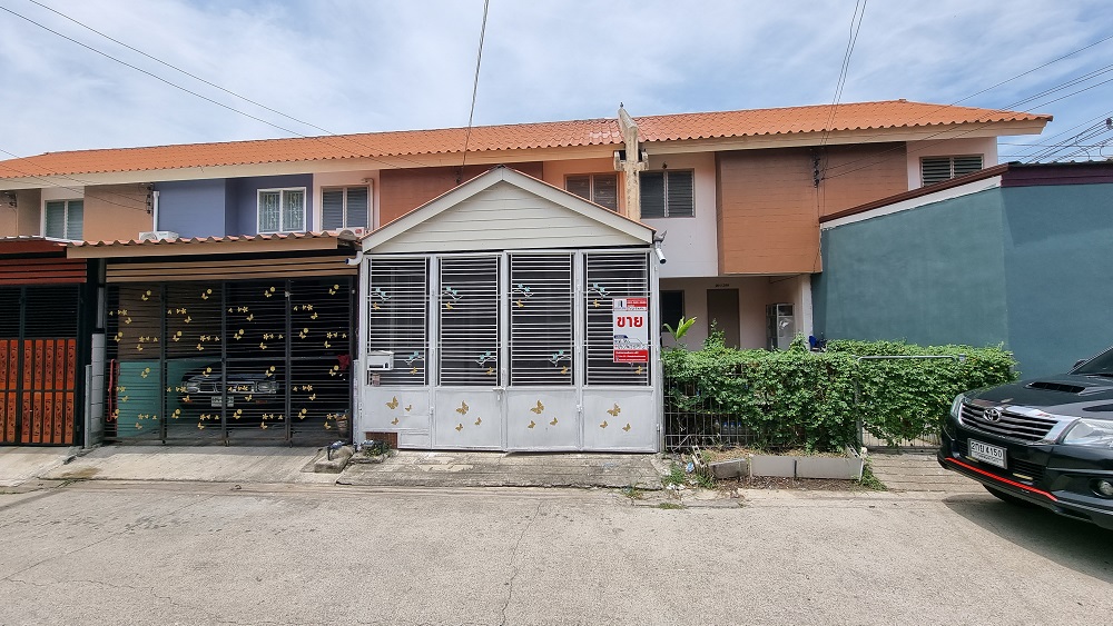 For SaleTownhousePathum Thani,Rangsit, Thammasat : Selling cheap!! 2-storey townhouse, Eua Athon Klong 7/1, beautiful addition, good location, near Lotus Rangsit, Klong 7