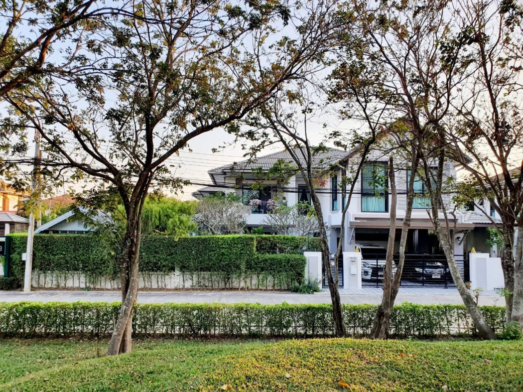 For SaleHousePathum Thani,Rangsit, Thammasat : Luxury house for sale by the lake, wide project area (Fah Piyarom Village, Lam Luk Ka Khlong 6, resort style) 118 sq m., 5 bedrooms, 5 bathrooms, near the motorway ring