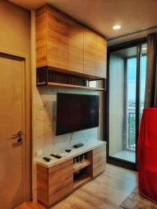 For RentCondoSukhumvit, Asoke, Thonglor : 📣Rent with us and get 1000! Beautiful room, good price, very nice, message me quickly!! Dont miss it!! Condo Oka House MEBK09083