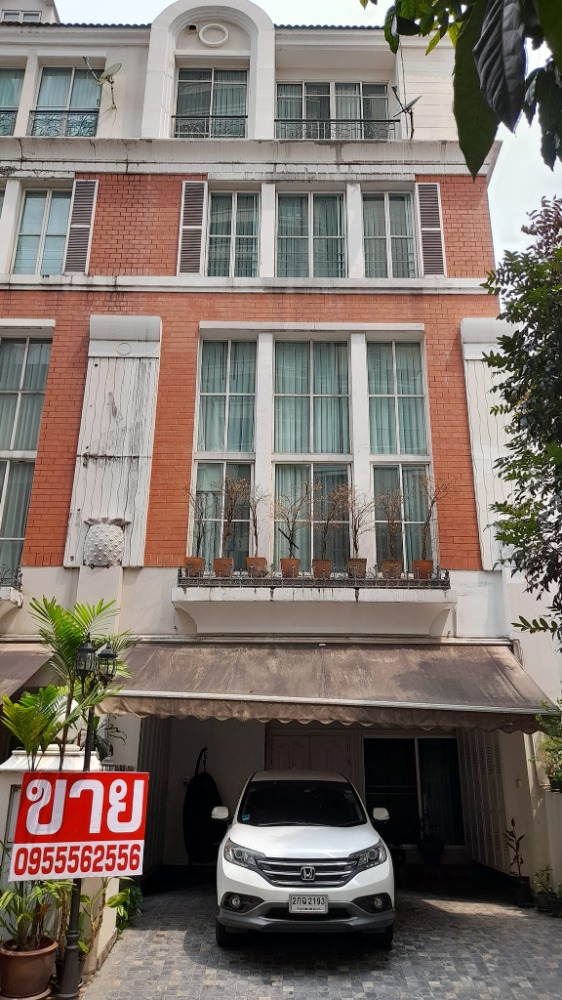 For SaleTownhouseSukhumvit, Asoke, Thonglor : For sale, Ban Klang Krung Village, Thonglor # Number of 6 floors, area 26 square wa. # More usable space, price 35 million baht.