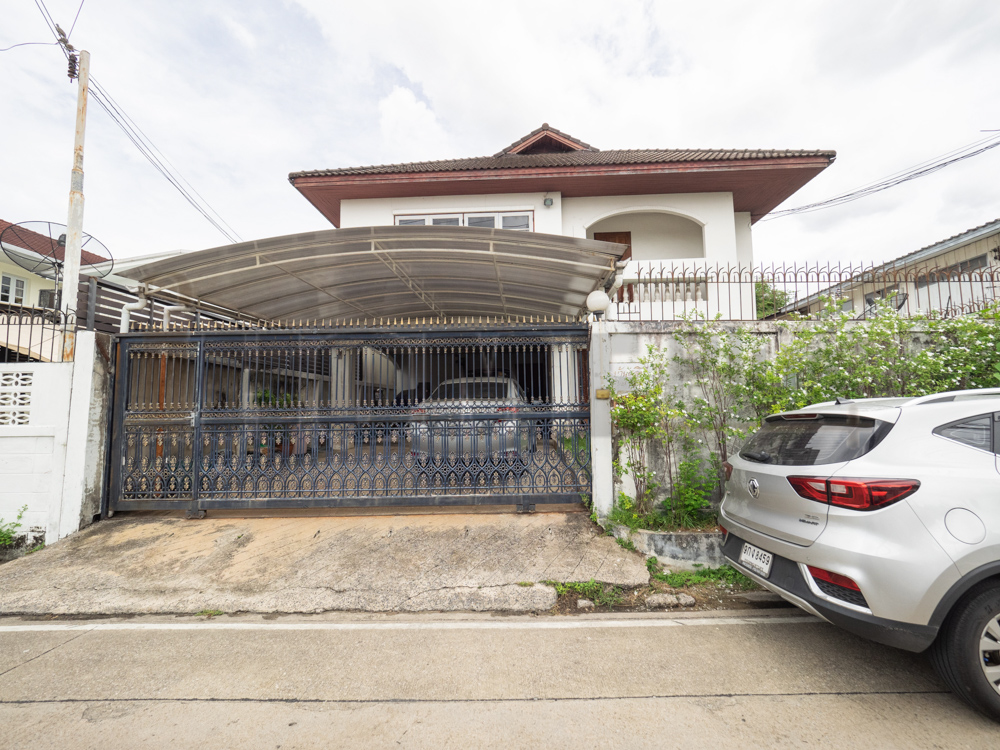 For SaleHouseLadprao, Central Ladprao : Single house, Ladprao 35 Intersection 6, Ladprao Road, Chankasem Subdistrict, Chatuchak District, Bangkok.