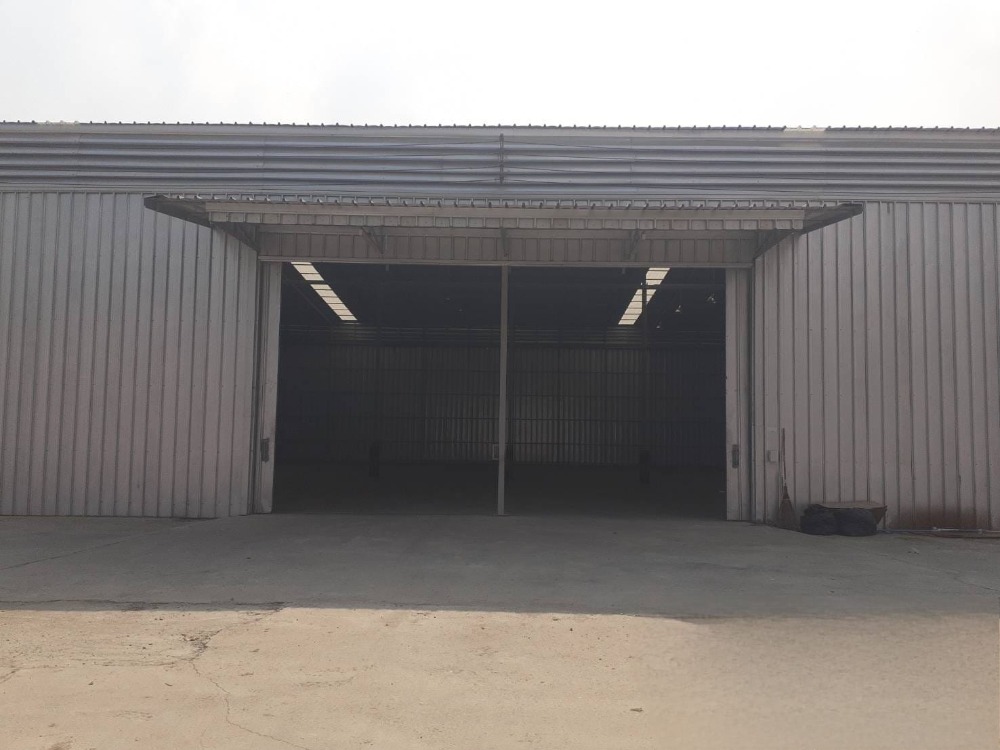 For RentWarehouseMin Buri, Romklao : B813 Warehouse for rent, size 990 square meters with office, Ruam Phatthana Road, Nong Chok District.