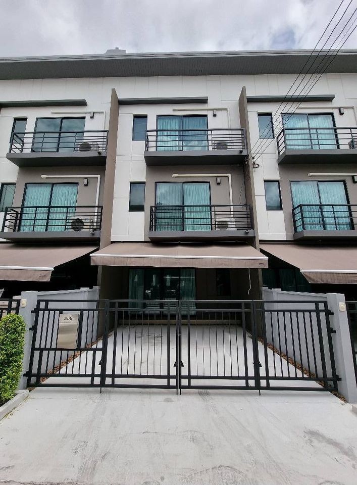 For RentTownhouseNawamin, Ramindra : B815 3-story townhome for rent, Baan Klang Muang, Ramintra, Kanchanaphisek Road 6/1, Bang Khen.