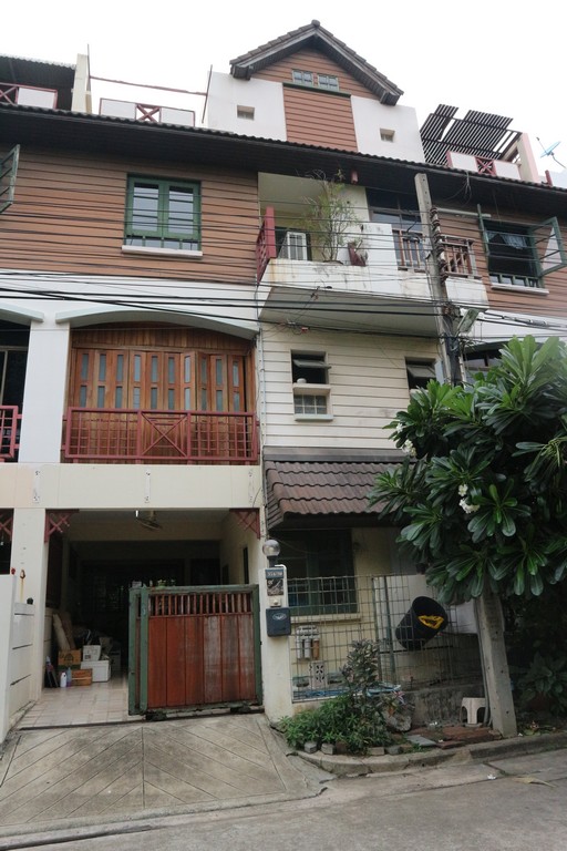 For SaleTownhouseEakachai, Bang Bon : Urgent sale, 4-storey townhome, Ban Suan Riverside, Bangmod Canal, Phutthabucha Road, Chom Thong, Bang Khun Thian, is a ready-to-move-in house, like a shady garden house near Dawn School. Next to the main road Phutthabucha