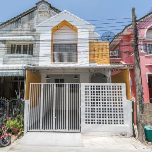 For SaleTownhouseSamut Prakan,Samrong : Townhouse for sale in Thepharak area, Soi Mangkorn, Lallyville, newly renovated, ready to move in. Beautiful, minimal style, 24 sq m.