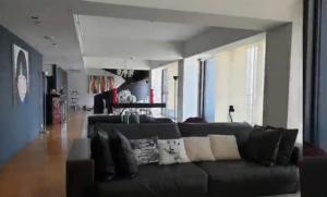 For RentCondoSathorn, Narathiwat : Duplex 4-Bedroom Condo for Rent at The Met Condominium