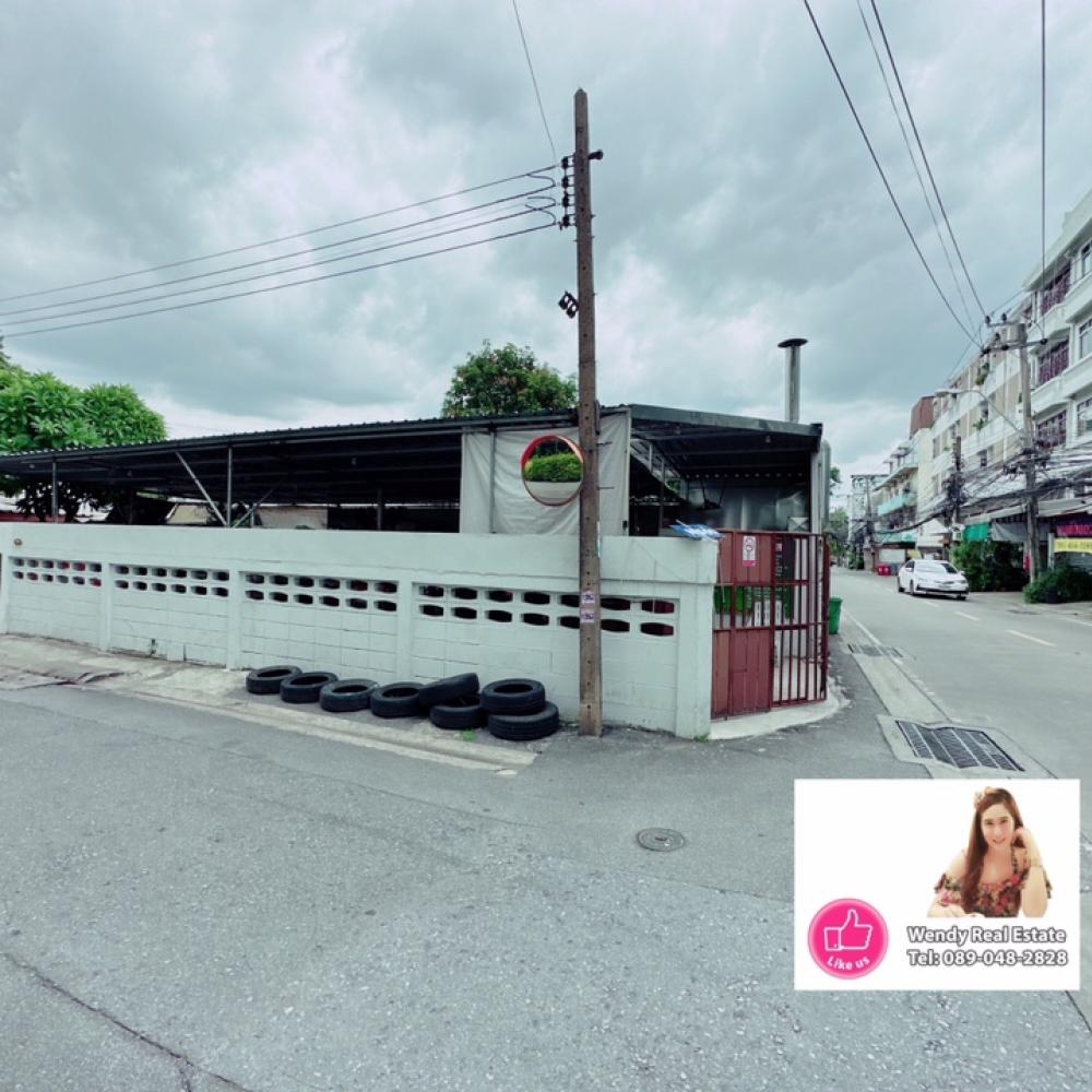 For SaleLandChokchai 4, Ladprao 71, Ladprao 48, : Land for sale in Lat Phrao, 48 separate 12 corner plots, next to two roads, selling price 4.5 million baht.
