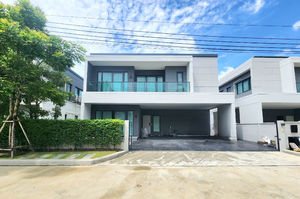 ขายบ้านบางนา แบริ่ง ลาซาล : ขายบ้านเดี่ยวCentro Bangna (เซนโทร บางนา) วิวหน้าสวน บ้านหันทิศเหนือ ที่ดิน 61.9 ตรว.พื้นที่ใช้สอย 260 ตรม.4 ห้องนอน 5 ห้องน้ำ 1 ห้องแม่บ้าน ตกแต่งสวยเฟอร์นิเจอร์ครบพร้อมอยู่
