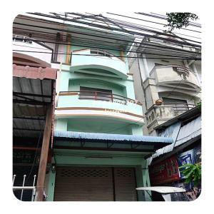 For SaleShophousePinklao, Charansanitwong : 3.5-storey commercial building for sale, next to Suan Phak Road, 32, ideal location for trading or as a warehouse, size 31.5 sq m, near the expressway, selling only 5.0 million baht.