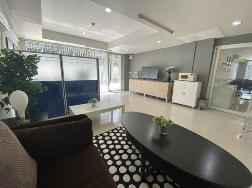 For SaleCondoWongwianyai, Charoennakor : Sell, rent, office, coffee shop, hair salon under the condo near BTS Wong Wian Yai, 66 sq m., can be divided into 2 rooms.