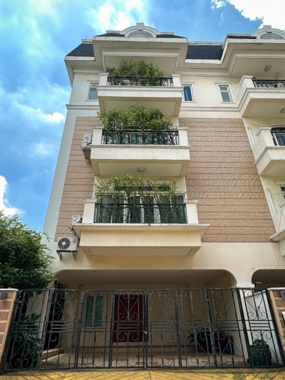 For SaleTownhouseRama9, Petchburi, RCA : 4-story townhome for sale, next to Thonglor, Ekkamai, in the heart of the city, price negotiable.