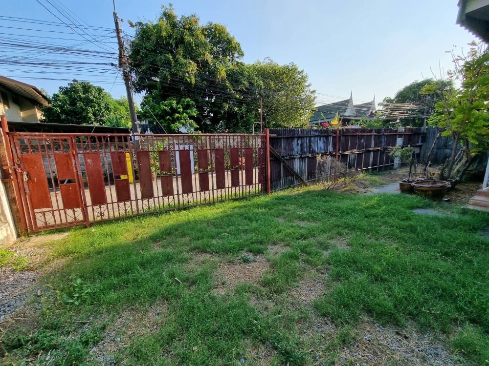 For SaleLandChaengwatana, Muangthong : Urgent sale!! Special price, land plus building, Soi Chaengwattana 20, next to the Pink Line, area 142.4 sq m., selling for only 5.6 million baht.