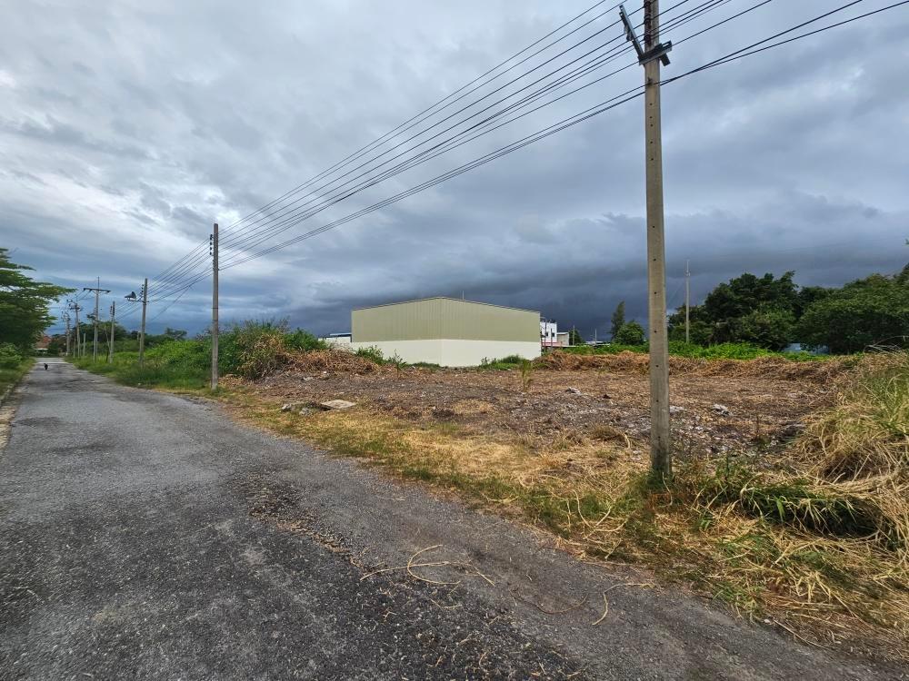 For SaleLandSamut Prakan,Samrong : (not accepting brokers) Not accepting marketing) Land for sale, suitable for building a holiday home, Location: Soi Bang Pu 85 (Soi Muang Ek Village), size 40 square wah, 1,111,111 baht, beautiful, electricity and water ready, contact 0954935293, the owne