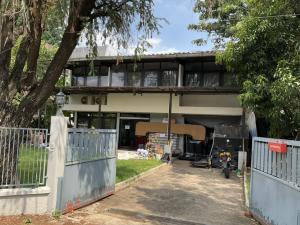 For SaleHouseRama9, Petchburi, RCA : Single house for sale behind The Nine mall, Rama 9 road *** Very well made, hard to find *** 115 square meters, 2 floors *** Newly renovated *** Sale with tenant *** 3 bedrooms, 2 bathrooms *** 2 air conditioners *** Near Hua Mak 