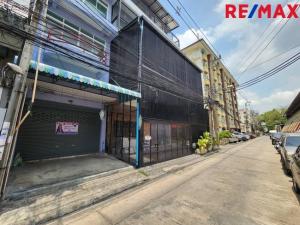For SaleShophouseChokchai 4, Ladprao 71, Ladprao 48, : Commercial building, 3 and a half floors, area 18 sq m., Chok Chai 4 Soi 37, only 20 meters from the entrance of the alley, renovated, ready to move in Suitable for housing, offices, offices, warehouses, staff rooms