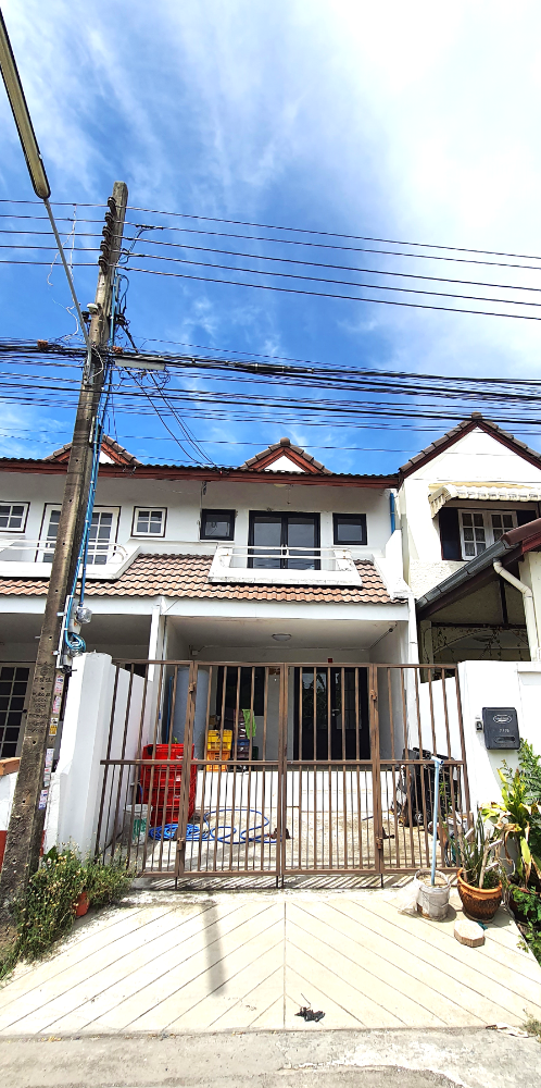 For SaleTownhouseBangna, Bearing, Lasalle : For sale townhouse/small home office on Bangna-Trad Rd. 3Rooms 2Bathrms, near International Schools and Malls15 Mins. to Suvarnabhumi International Airport, 5 Mins. To Eastern Ring Road (to EEC)