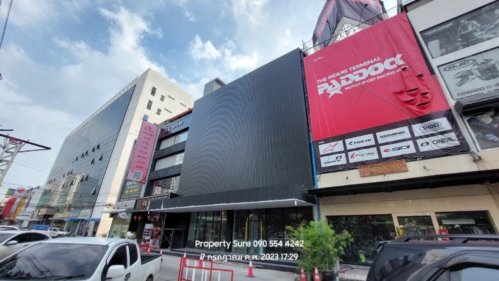 For RentRetailRatchadapisek, Huaikwang, Suttisan : Commercial For rent for rent (lease fee) Large 5-storey commercial building, 1,100 square meters, next to Ratchadapisek Road, next to MRT Huai Chawang, convenient to walk up to the building, hard-to-find location, business area in Ratchadapisek area.