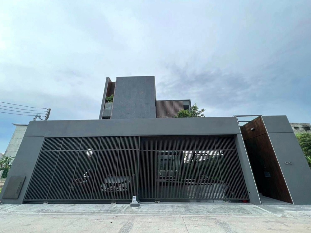 ขายบ้านโชคชัย4 ลาดพร้าว71 : JJ362   ขายบ้านเดี่ยว 3 ชั้นในซอยนาคนิวาส 37 หลังเซ็นทรัลอีสต์วิลล์ เลียบด่วนเอกมัย รามอินทรา บ้านพร้อมเข้าอยู่ตกแต่งครบ #ทำเลทอง
