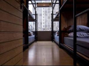 For LeaseholdShophouseSilom, Saladaeng, Bangrak : Hostel business for sale, 5-storey commercial building, Pan Road (Soi Wat Khaek), Silom, able to continue the business, styl indutrial loft decoration, all equipment, excellent condition, well taken care of.