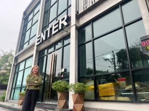 For SaleLandPattanakan, Srinakarin : Land for sale with buildings (large 2-storey office), Srinakarin Road, examination area up to 1,100 sq m.