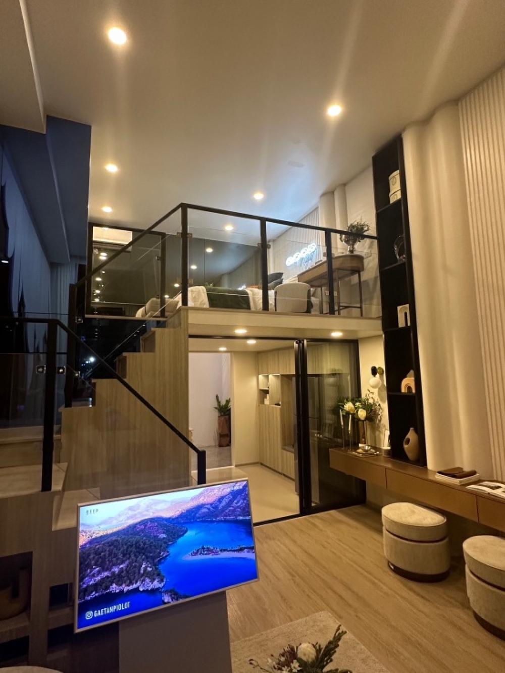 Sale DownCondoPinklao, Charansanitwong : Origin Play Bangkhunnon Triple Station, down payment sale, 22nd floor, duplex, pets allowed. Room location with a view of Bangkok Noi Canal and Charan Road.