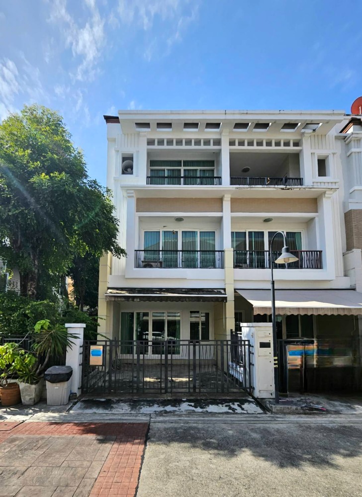 ขายทาวน์เฮ้าส์/ทาวน์โฮมสาทร นราธิวาส : ขาย โครงการบ้านกลางกรุง (Baan Klang Krung)  สาทร-เจริญราษฎร์  ทาวน์โฮม3 ชั้น หลังมุม 3ห้องนอน 3ห้องน้ำ พร้อมห้องแม่บ้าน  ใกล้BTS สุรศักดิ์  ใกล้ทางด่วน และใกล้โรงเรียนนานาชาติถึง2 แห่ง King’s College International School Bangkok , Shrewsbury International
