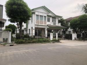 For RentHouseLadkrabang, Suwannaphum Airport : House for rent, 2 floors, 3 bedrooms, in the Sukhaphiban 2 area, Prawet, Manthana Village, On Nut - Ring Road 2 Welcome foreigners and pets. Next to the main road, width 15 meters.