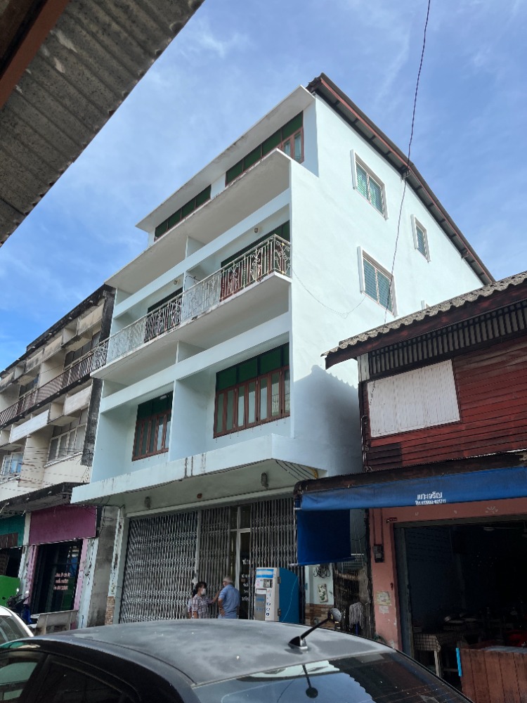 For SaleShophouseRayong : Sell ​​or rent a commercial building with a detached house on Chumphon Road, Talat Kao, Rayong, width 10 meters, area 91 sq m.