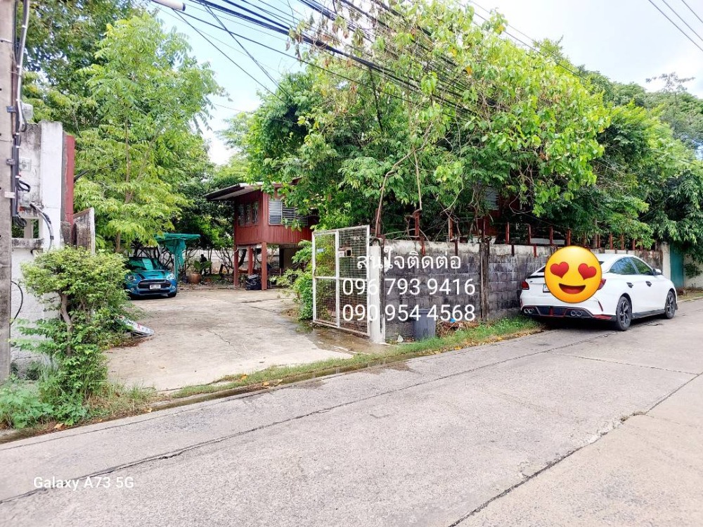 For SaleLandSukhumvit, Asoke, Thonglor : Land for sale with buildings (2-storey wooden house) in the heart of the city, area 172 sq m. Soi Ekkamai 22, only 400 meters from Sukhumvit 63.