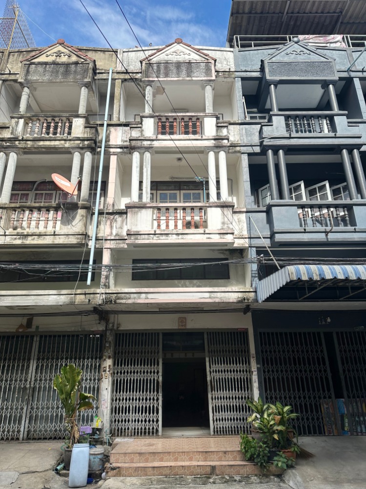 For SaleShophouseRathburana, Suksawat : Commercial building for sale, 3 and a half floors, Soi Pracha Uthit 59, with a rooftop, good location, price 2.59 million