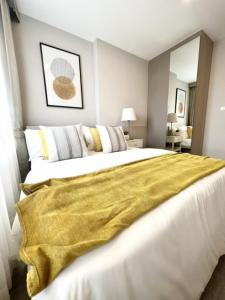For SaleCondoThaphra, Talat Phlu, Wutthakat : 🔥 Beautiful condo, FREE Furniture and electrical appliances, Elio Sathorn-Wuttakart, 1 bedroom, can carry the bag and move in. Starting at only 2.64 minus.