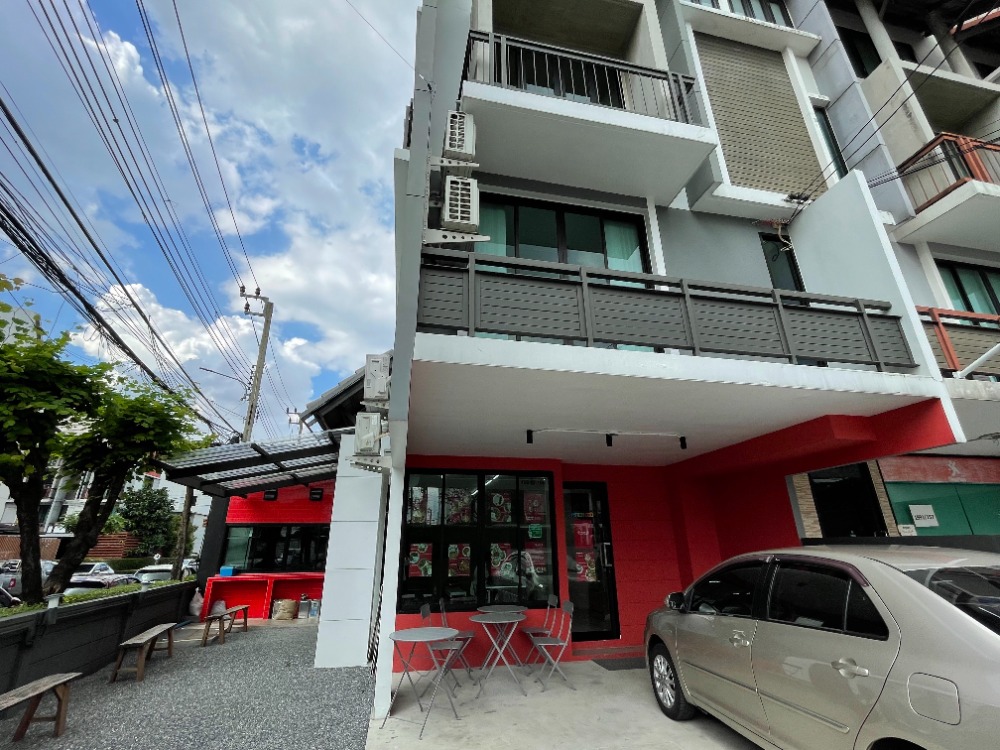 For RentTownhouseOnnut, Udomsuk : The owner let himself live before wanting to move, so he rented out the office ready to move in.