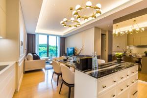 ขายคอนโดวิทยุ ชิดลม หลังสวน : Beautifully Furnished 2 Beds Condo for Sale!