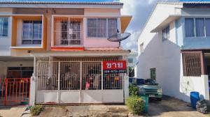 For SaleHouseRathburana, Suksawat : Urgent sale!! P.K. Garden Pracha Uthit 90, 2-storey townhouse behind the corner, 23 square meters, with parking for 3 cars, price 1.75 million + transfer fee (half of each side)