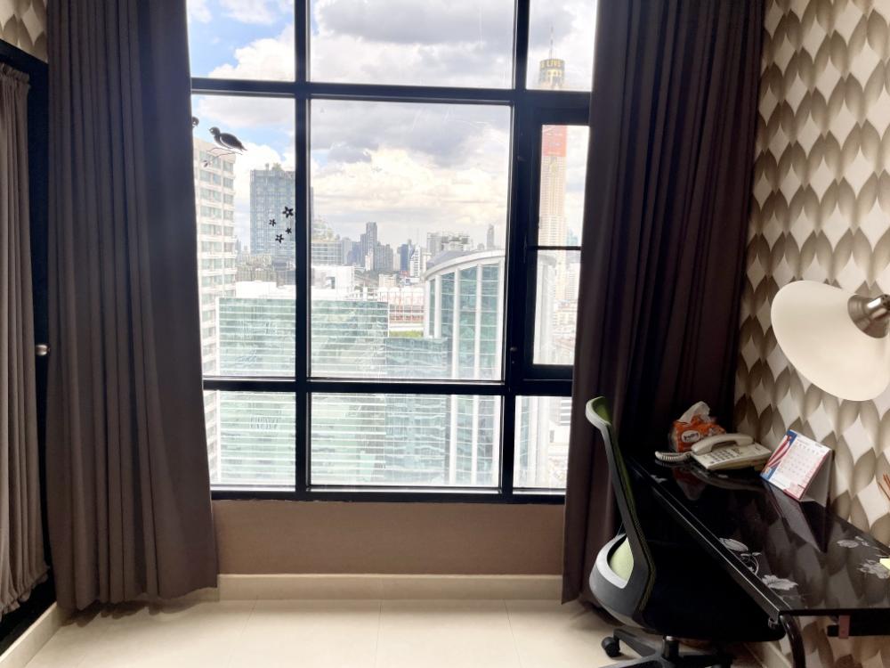 For RentCondoRatchathewi,Phayathai : The view is very nice. For rent, Phayathai Place, BTS Phayathai, 30 sq m. Studio, high floor, ready to move in.
