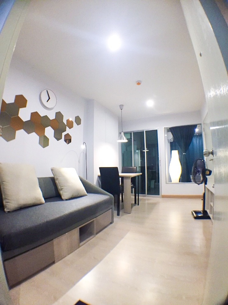 For SaleCondoSamut Prakan,Samrong : Condo for sale, The Kith Plus Sukhumvit 113, located near 2 transit lines, Samrong Interchange Station, with decorations and appliances in the room.