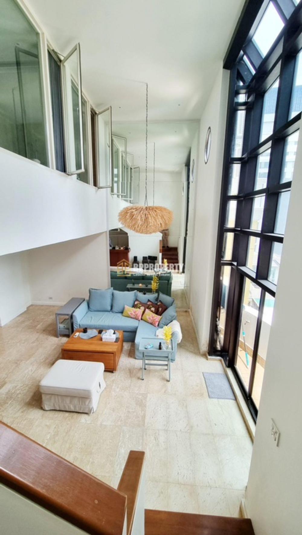 For SaleCondoSilom, Saladaeng, Bangrak : Condo for sale : Pipat Place (Sathorn Soi6 / Silom Soi3)  Selling price: 10,500,000 THB1 bedroom 2 bedrooms-Size 106 sqm.-1 massive bedroom / 1 cozy bathroom with jaguzzi– Built-in walk-in closet– Duplex type– on highest floor on both 7th-8th– the