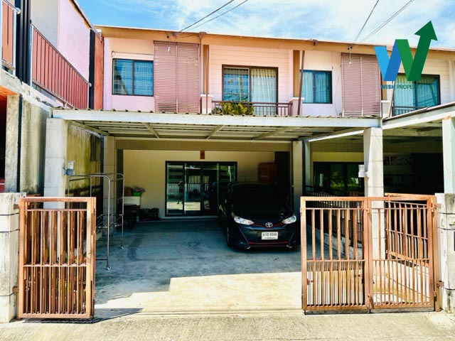 For SaleHousePattanakan, Srinakarin : Townhouse for sale near BTS, Pruksa Ville 57, On Nut 39, Main Road, at the beginning of the project, lots of parking, new condition, ready to move in.