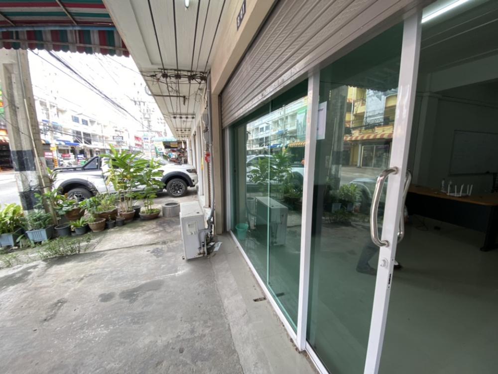 For SaleShophousePattaya, Bangsaen, Chonburi : Selling at a loss urgently, accepting agents, owner selling himself, Pattaya shophouse, 3 floors, 17 sq m., location along Soi Siam. (Soi Phonprapanimit) completely newly decorated, ready to use, lots of traffic passing by before leaving Sukhumvit Road, P