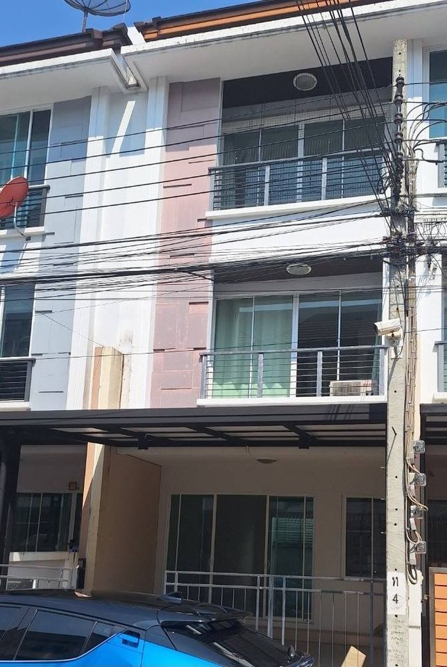 For RentTownhouseThaphra, Talat Phlu, Wutthakat : 3-story townhome for rent Baan Klang Muang Sathorn - Taksin 2, ready to move in, next to BTS Wutthakat, easy access to Sathorn.