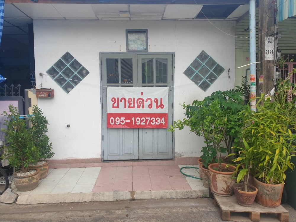 For SaleTownhouseNawamin, Ramindra : Urgent sale! According to the condition, suitable for those who want cheap property, lots of space, good location for renovating Khan Na Yao Village, 1-storey townhouse, area 25 sq m / only 1.2 million baht, free transfer