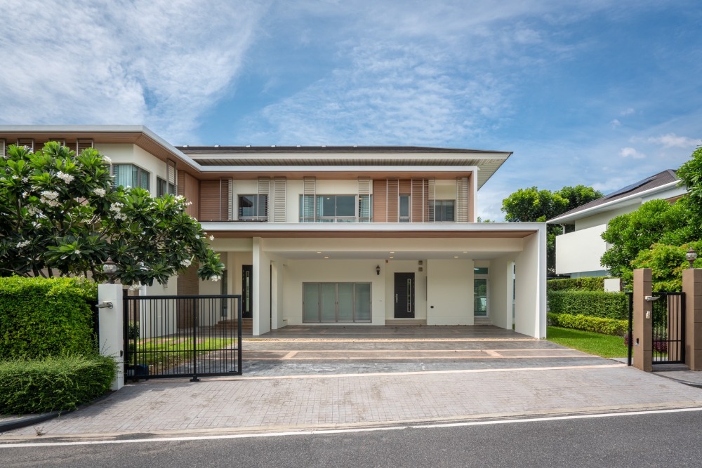 For SaleHouseLadkrabang, Suwannaphum Airport : 📣Luxury house ready to move in There is no one in front of the house. Best location in the project✨ Convenient travel to the heart of Rama 9 city, only 15 minutes, big house, great price🔥