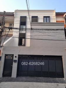 ขายทาวน์เฮ้าส์/ทาวน์โฮมนานา : For Sale Townhome near Ekkamai renovated 4Bed 270 Sqm. 15MB 082-6268246