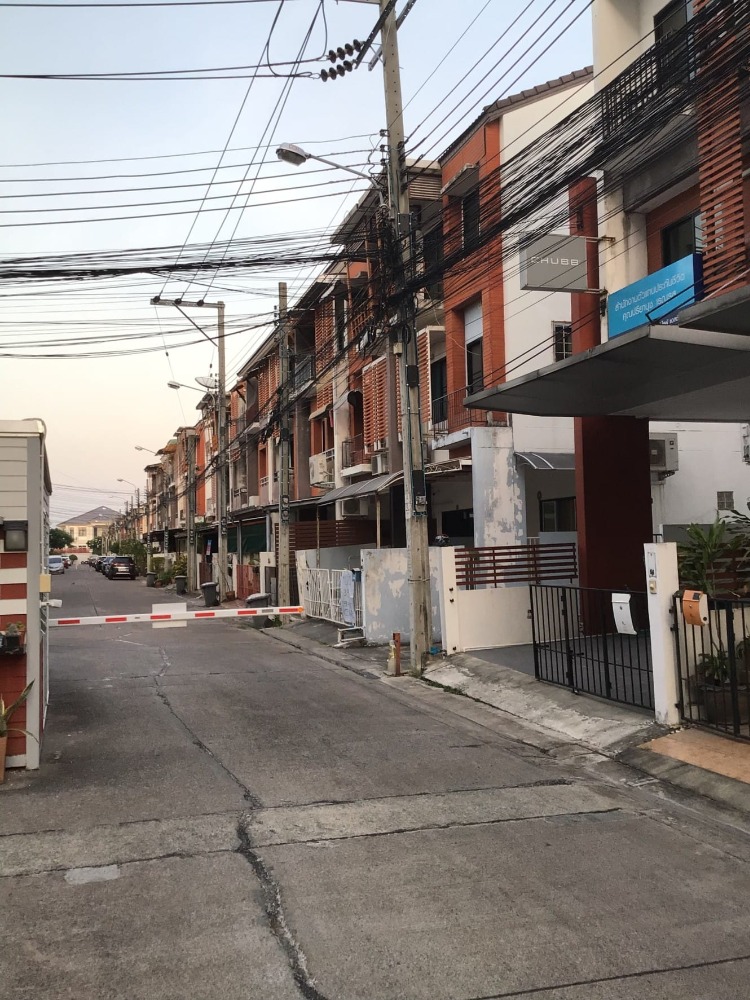 ขายทาวน์เฮ้าส์/ทาวน์โฮมอ่อนนุช อุดมสุข : B19250766 - ขาย ทาวน์โฮม เดอะล็อค ทาวน์ สุขุมวิท 101/1 3 ชั้น ขนาดพื้นที่ 18 ตร.ว. (Sell The Log Town Sukhumvit 101/1)