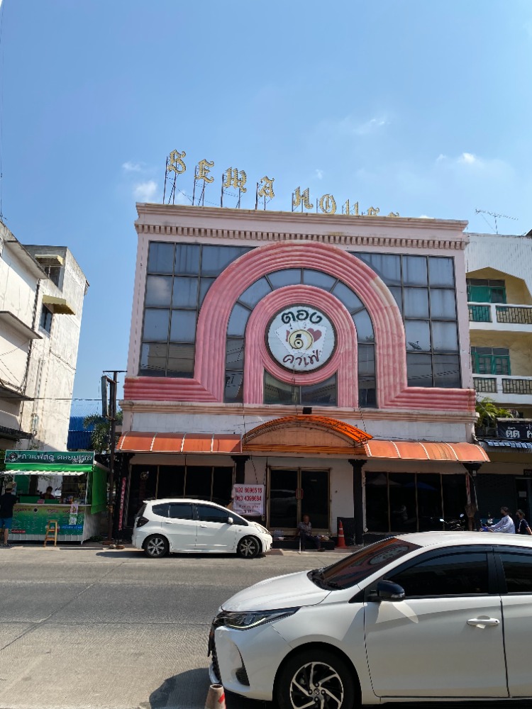 For SaleShophousePathum Thani,Rangsit, Thammasat : Commercial building for sale, 3 booths next to each other in front of Sema Fah Khram Village, convenient parking space, around the house there is a multi-purpose yard.