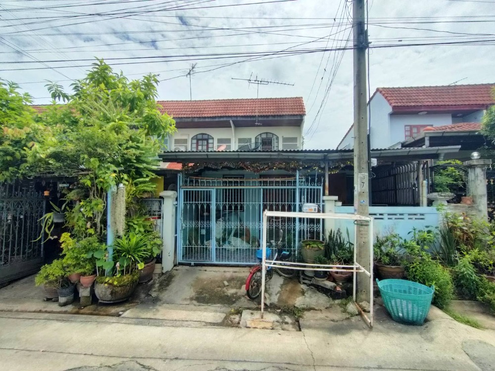 For SaleTownhouseNonthaburi, Bang Yai, Bangbuathong : Quick Deal !! Townhouse Sai Noi, Bua Thong Land Village, 28 sq m, behind the edge of the front, not bumping into anyone, the lowest price.