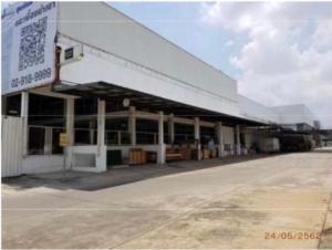 For RentShowroomNawamin, Ramindra : showroom for rent and warehouse next to Ram Inthra Road, Min Buri District, Bangkok, next to 2 sides of the road