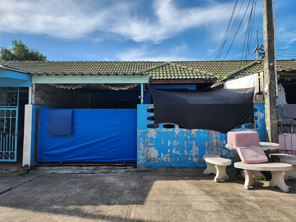 For SaleTownhouseSriracha Laem Chabang Ban Bueng : Single storey townhouse for sale. Sriracha Thani Village Behind Assumption School, Sriracha, with a tenant, no contract, size 26.8 sq m.